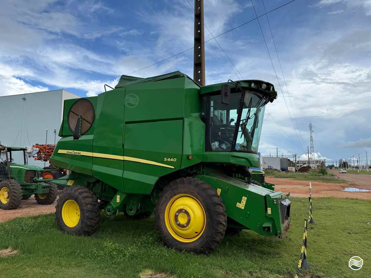 COLHEITADEIRA JOHN DEERE JOHN DEERE S440 Agromak Máquinas Agrícolas CAMPO VERDE MATO GROSSO MT